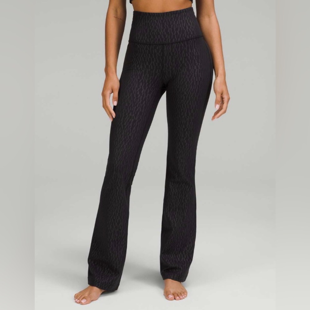 Lululemon Women’s Groove Super-High-Rise Flared Pant *Nulu Segment Emboss Black